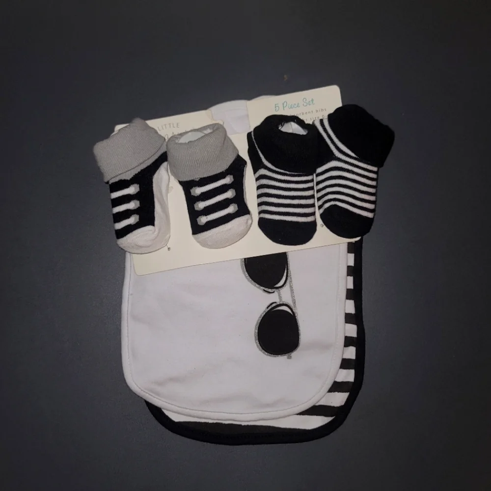 NWT Bib set [Sunglasses 🕶️]Little Treasure Baby Bib & Sock Set - Black & White